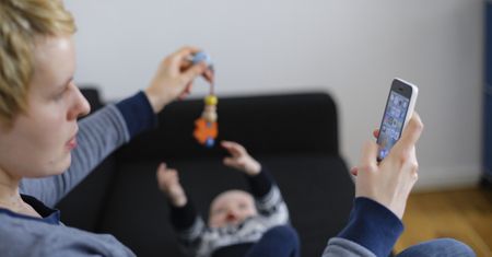 Korzystasz ze smartfona przy dziecku? To może mieć istotne konsekwencje