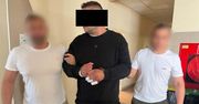 Ratownicy chcieli mu pomóc. Wyciągnął nóż i zaczął im grozić