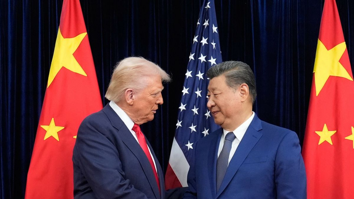 Spotkanie Donalda Trumpa i Xi JinpingaPresident Donald Trump, left, and Chinese President Xi Jinping, right, shake hands before their meeting at Gimhae International Airport in Busan, South Korea, Thursday, Oct. 30, 2025. (AP Photo/Mark Schiefelbein)Mark Schiefelbein