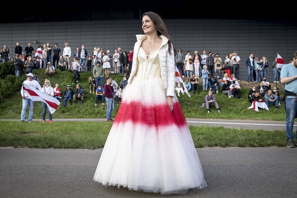 "Biało-czerwono-biała panna młoda" – Ina Zajcawa, mieszkanka Mińska, ubrana w suknię ślubną z czerwonym pasem