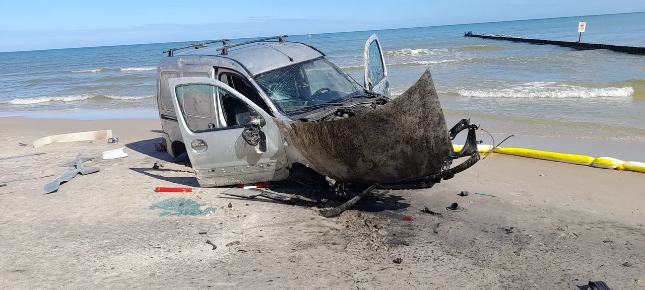 Wparował na plażę autem. Zdumienie w Łebie. "Zderzył się z falochronem"