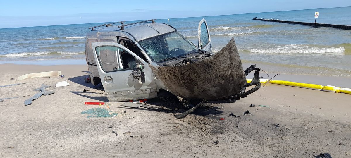 Rozbity samochód na plaży w Łebie