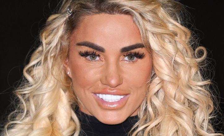 Katie Price prezentuje efekty 16. (!) operacji biustu. Internautka błaga: "Opanuj się! One zaraz WYBUCHNĄ" (FOTO)