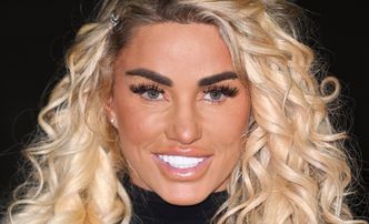 Katie Price prezentuje efekty 16. (!) operacji biustu. Internautka błaga: "Opanuj się! One zaraz WYBUCHNĄ" (FOTO)