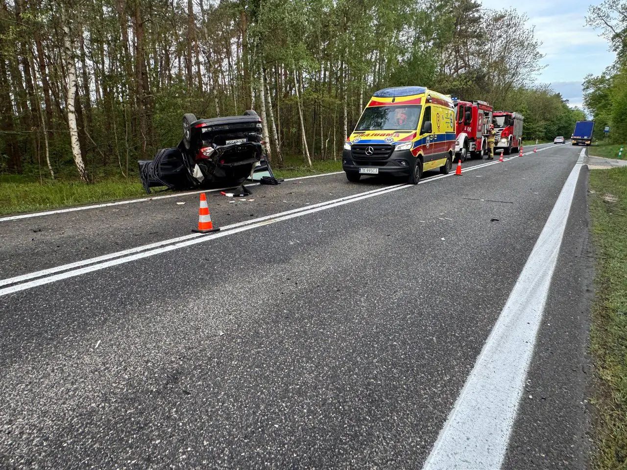 Na zdjęciu pojazd, który dachował