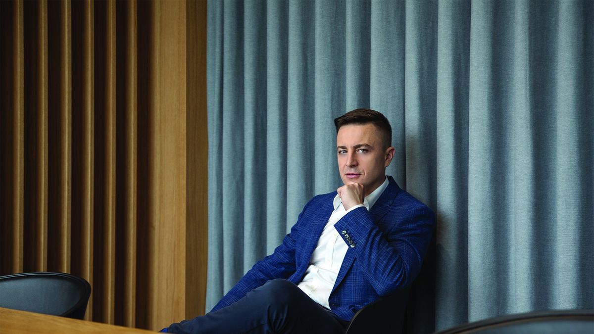 Biznesmen zaczynający od małego sklepu z komputerami jest dziś prezesem potężnej sieci handlowej x-kom i właścicielem klubu Raków Częstochowa.