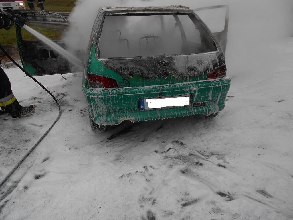 Pożar samochodu osobowego w pobliżu stacji paliw