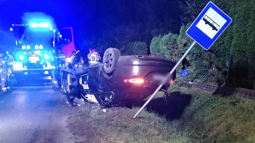 Pościg zakończył się dachowaniem Jaguara. Kierowca próbował uciekać pieszo