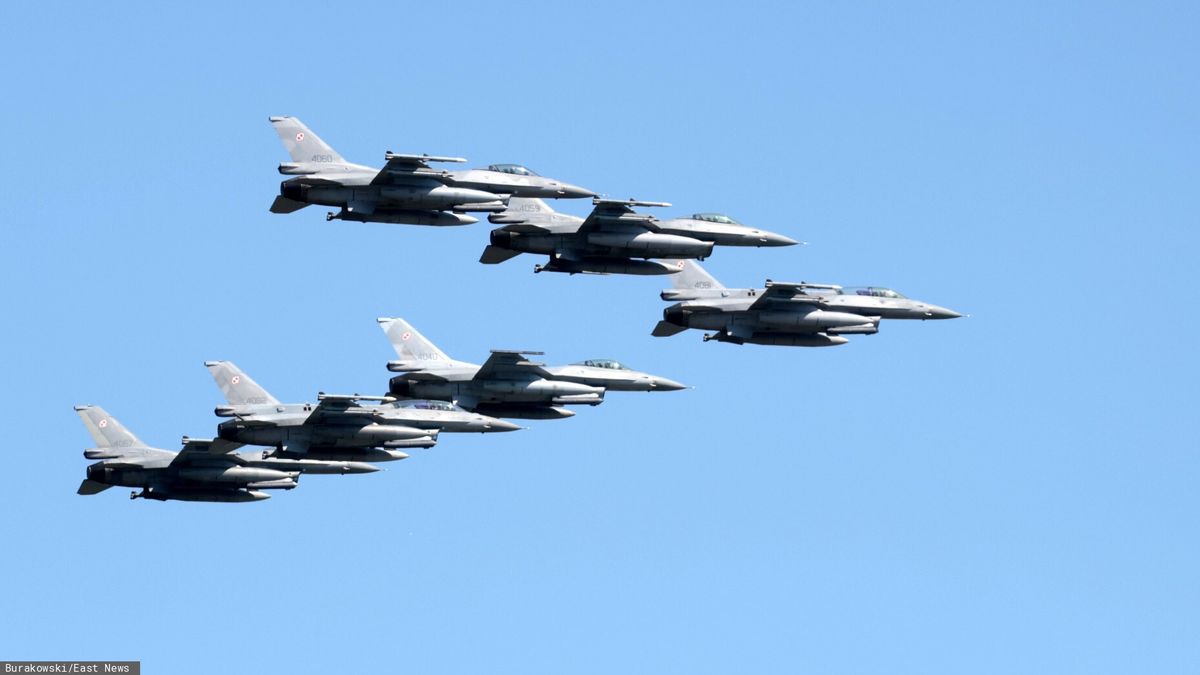 Defilada Wojskowa na Wis?ostradzie
Fot. Adam Burakowski/East News, 15.08.2025. Obchody Swieta Wojska Polskiego w Warszawie. Defilada wojskowa ph. "Dziekujemy za Wasza sluzbe" na warszawskiej Wislostradzie. N/z: polskie F-16 Fighting Falcon.
Adam Burakowski