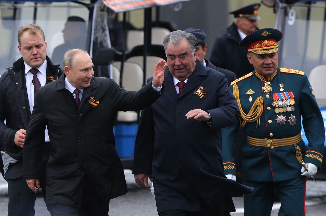 Od lewej: Władimir Putin, prezydent Tadżykistanu Emomali Rahmon i rosyjski minister obrony Siergiej Szojgu 