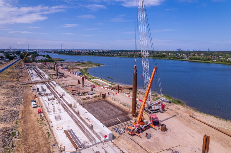 Budowa Morskiego Terminalu Przeładunkowego. W Gdańsku montują gigantyczne rury