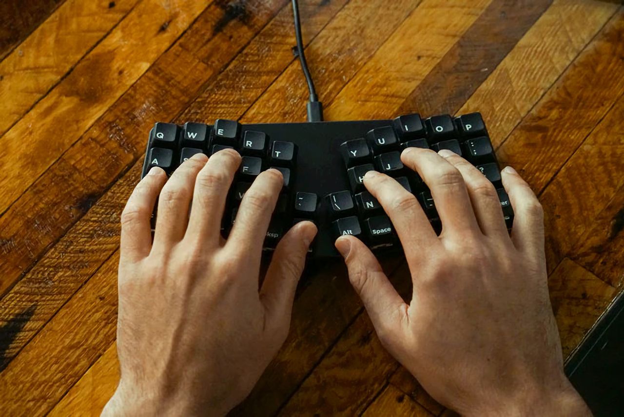 Keyboardio Atreus, czyli naprawdę malutka klawiatura mechaniczna. Zmieści się do dużej kieszeni