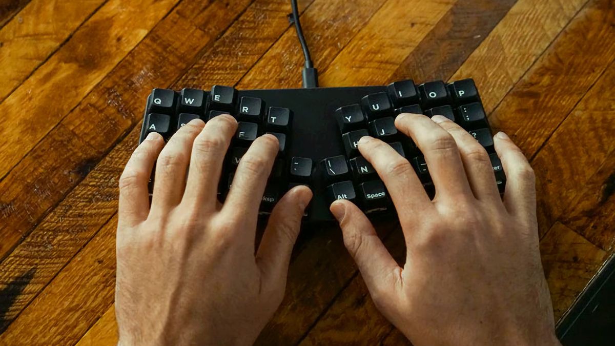 Keyboardio Atreus, czyli naprawdę malutka klawiatura mechaniczna. Zmieści się do dużej kieszeni 1