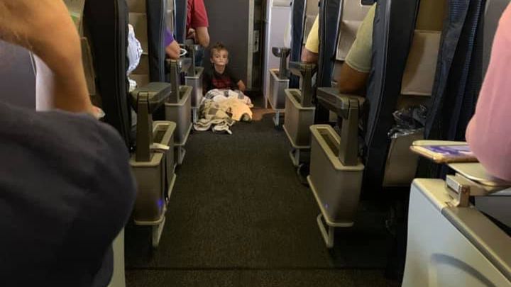 Autystyczny chłopiec na pokładzie samolotu