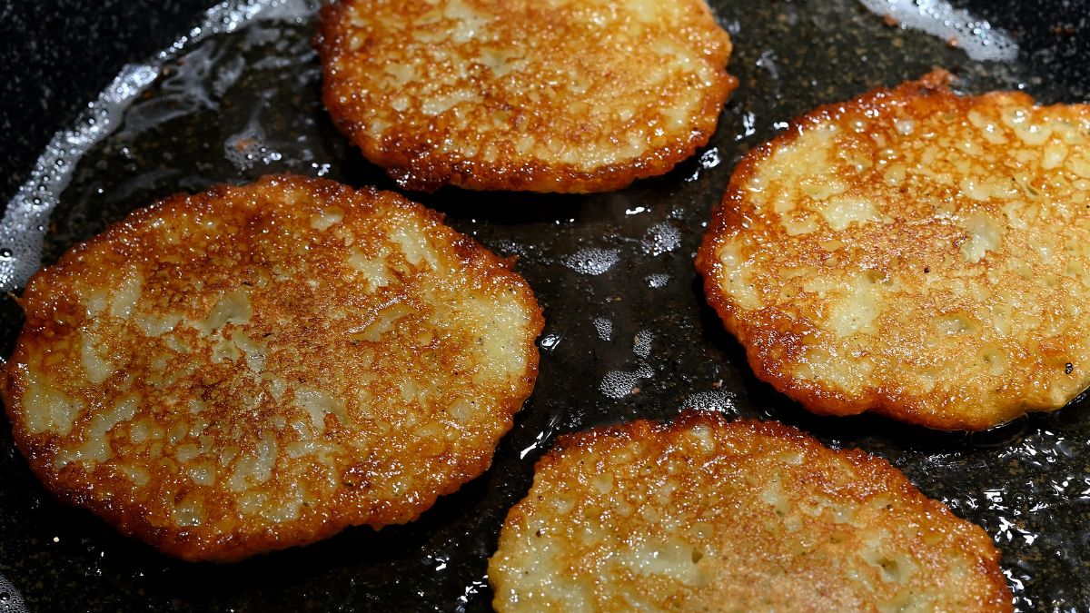 Babcia robiła placki ziemniaczane z żółtym serem