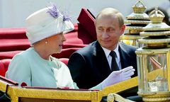 Na Putina nagle zawarczał pies. Wtedy Elżbieta trafiła w punkt