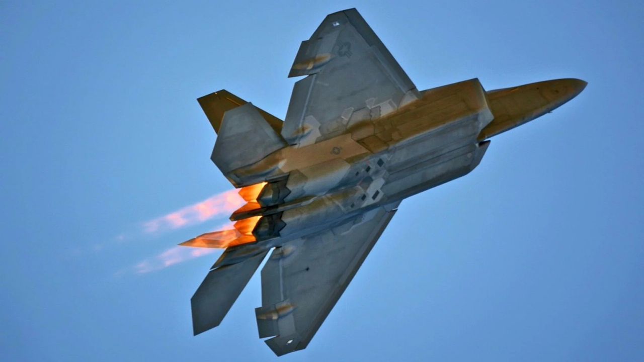 F-22 Raptor podczas lotu z włączonym dopalaczem