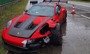 Droga była mokra. Porsche rozbite na A2. Wiadomo, kto kierował