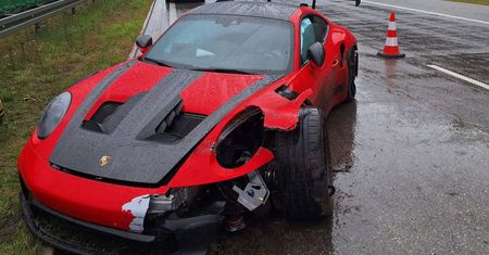 Droga była mokra. Porsche rozbite na A2. Doniesienia o kierowcy