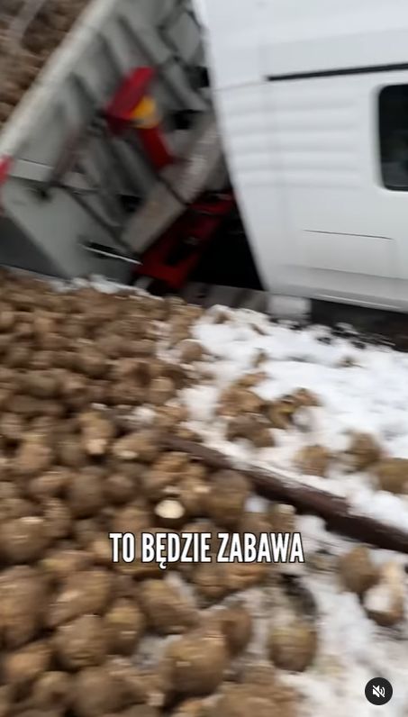 Naczepa Bardowskich wylądowała w rowie