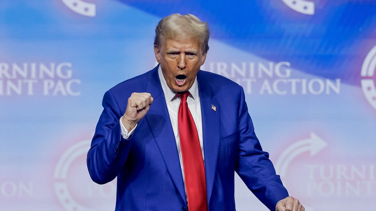 Former US President and Republican presidential nominee Donald Trump speaks at the Turning Point PAC campaign rally at the Gas South Arena, in Duluth, Georgia, USA, 23 October 2024. Trump is running against Democratic US Vice President Kamala Harris. EPA/ERIK S. LESSER Dostawca: PAP/EPA.