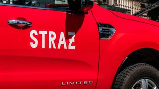 Pożar drewnianego domu w regionie tarnowskim. Duże siły straży pożarnej biorą udział w akcji gaśniczej!