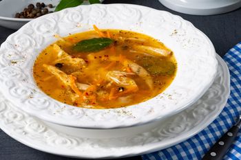 Jesienią nie robię na rosole pomidorówki. Ta zupa jest bardziej aromatyczna, świetnie syci i rozgrzewa