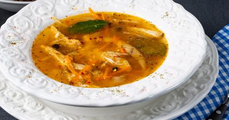 Jesienią nie robię na rosole pomidorówki. Ta zupa jest bardziej aromatyczna, świetnie syci i rozgrzewa