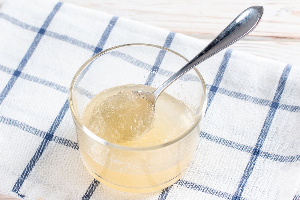 Ease your joint pain with a simple homemade remedy: all you need is gelatin and water