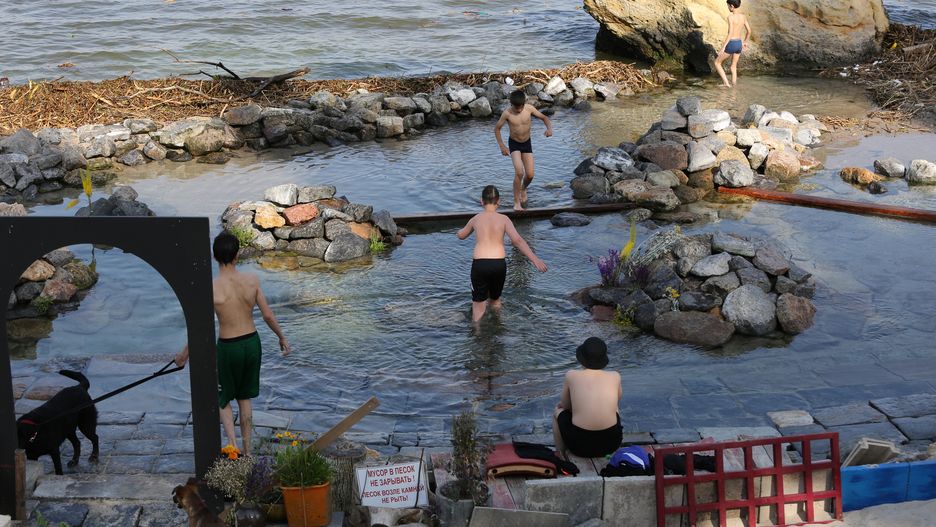 Odessa, plaża Otrada. Plażowicze niefrasobliwie podchodzą do zakazów kąpieli wprowadzonych w związku z ekologiczna katastrofą po wysadzeniu tamy w Nowej Kachowce