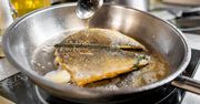 Używasz takiego tłuszczu do smażenia? W połączeniu z rybą staje się szkodliwy dla zdrowia