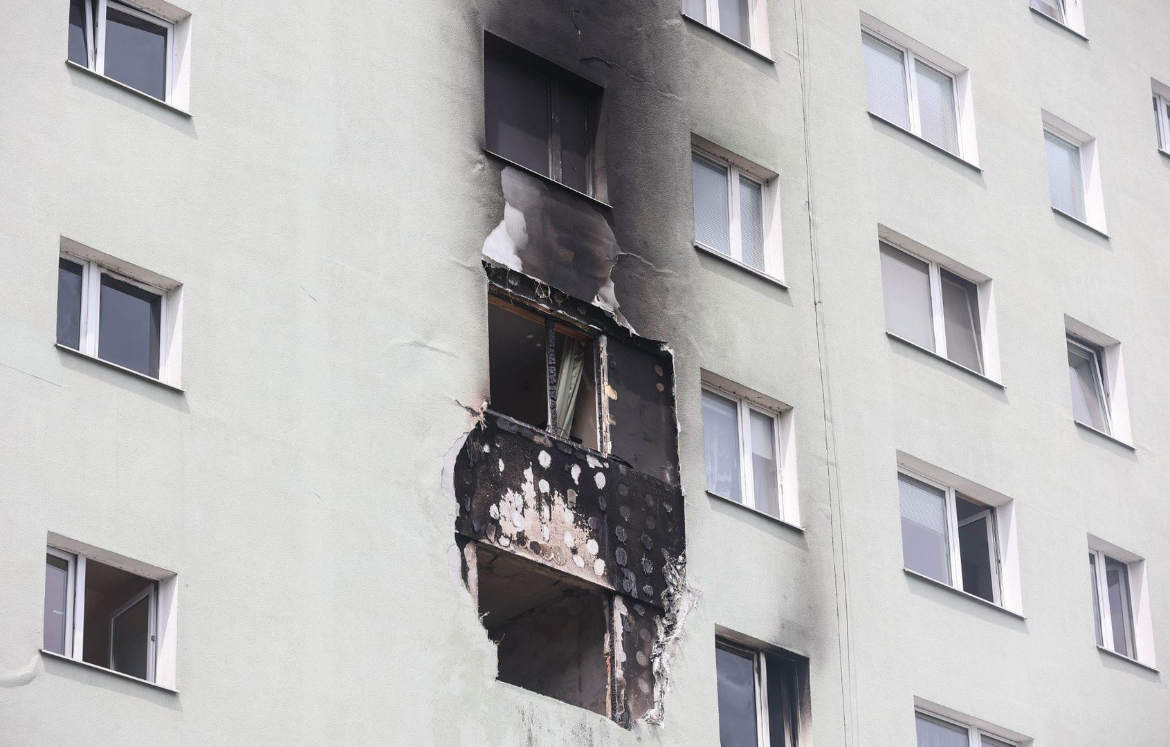 Blok przy ul. Popiełuszki, gdzie w środę wybuchł pożar. Nadal czuć tam zapach spalenizny.