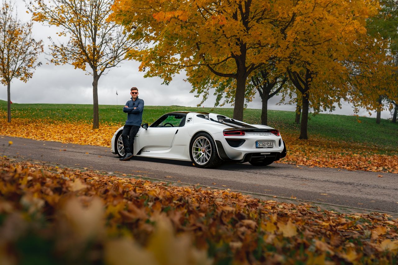 Porsche 918 Spyder vs Porsche 911 Carrera 4 GTS (2025)