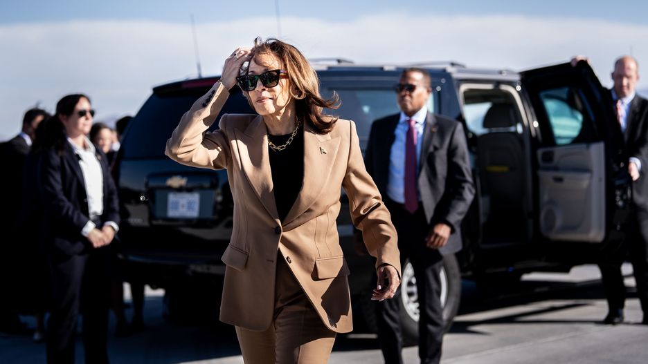 LAS VEGAS, NEVADA: Democratic Presidential Nominee Vice President Kamala Harris walks from her motorcade to take questions from journalists before leaving Las Vegas bound for Arizona in Las Vegas, Nevada on Thursday October 10, 2024. (Melina Mara/The Washington Post via Getty Images)