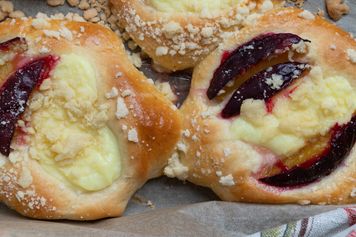 Mięciutkie i pulchniutkie ciasto. Z kwaskowatymi śliwkami to najlepsze połączenie