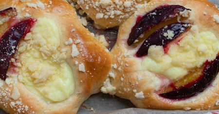 Mięciutkie i pulchniutkie ciasto. Z kwaskowatymi śliwkami to najlepsze połączenie