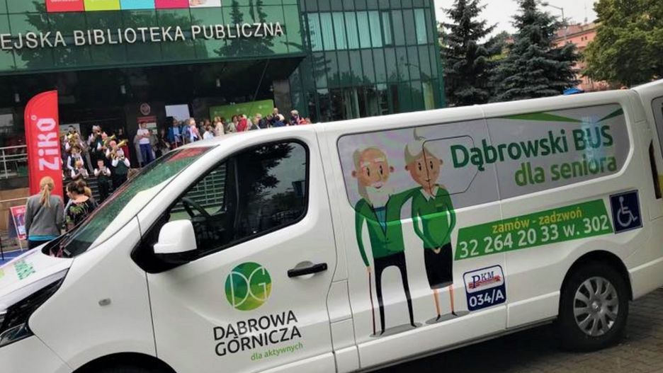 Dąbrowa Górnicza. Po mieście jeździ bus dla seniorów.