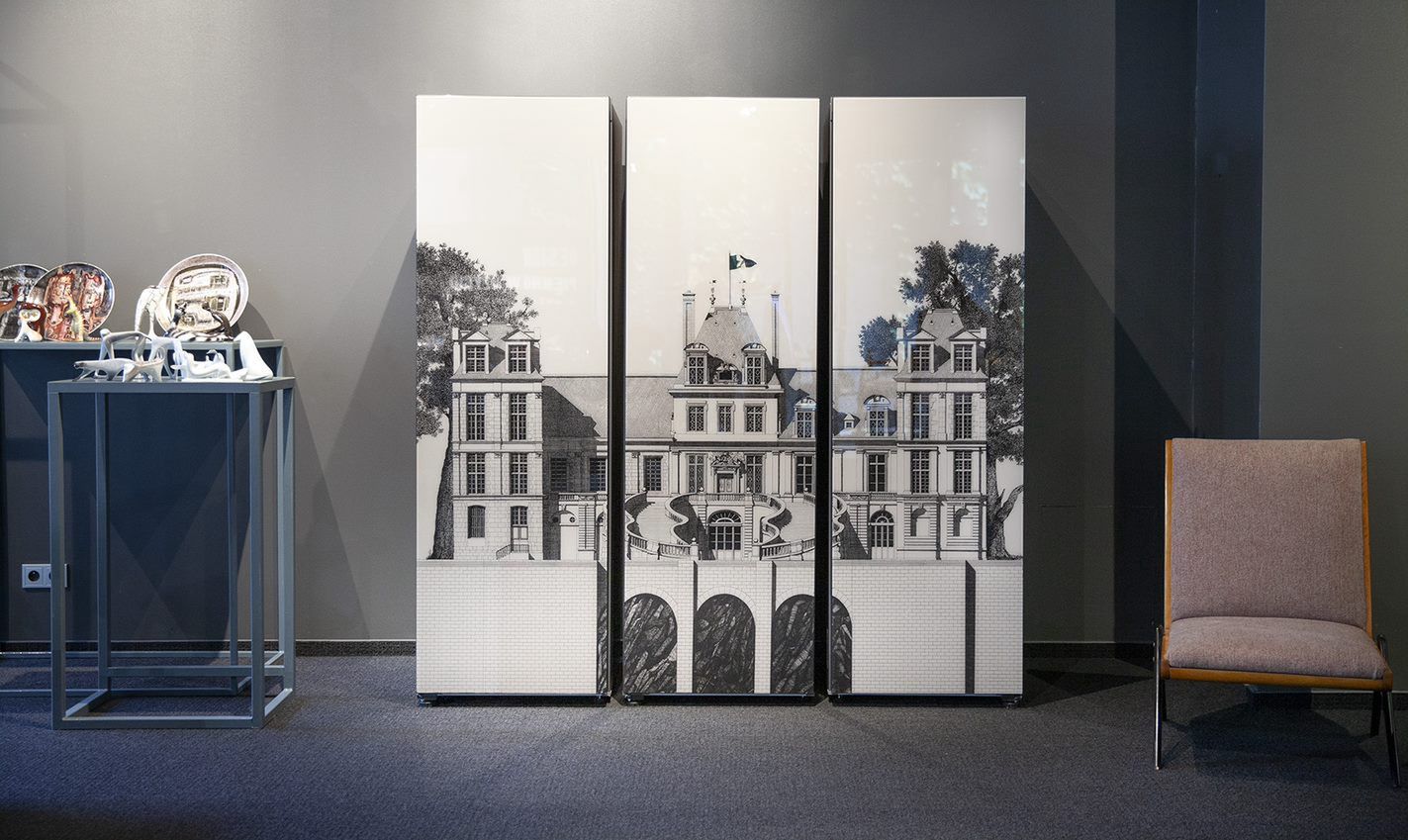 Lodówka Bespoke z ilustracją francuskiego artysty