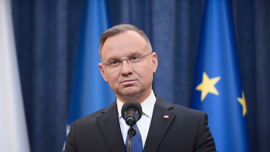 Warszawa, 10.01.2024. Prezydent RP Andrzej Duda podczas oświadczenia, 10 bm. w Pałacu Prezydenckim w Warszawie. Komenda Stołeczna Policji potwierdziła wczorajsze zatrzymanie Mariusza Kamińskiego oraz Macieja Wąsika, którzy przebywali w Pałacu Prezydenckim. Były szef CBA i były minister spraw wewnętrznych oraz jego były zastępca zostali skazani 20 grudnia ub.r. prawomocnym wyrokiem na dwa lata pozbawienia wolności w związku z tzw. aferą gruntową. (sko) PAP/Marcin Obara