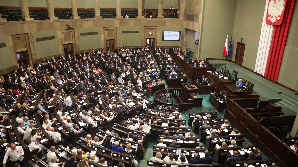 Najnowszy sondaż nie daje PiS-owi szans na zwycięstwo w wyborach