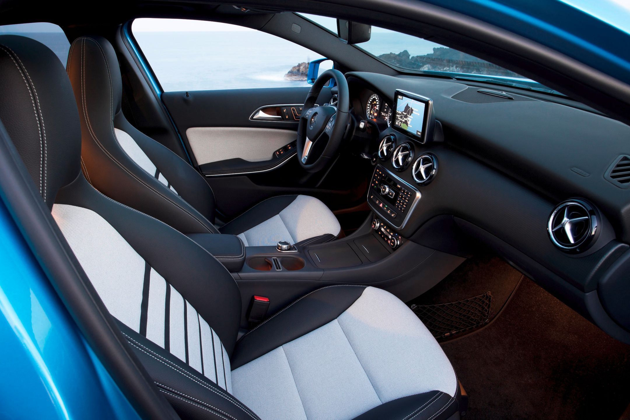 A 180 CDI mit Night Paket, SÃ¼dseeblau Metallic, innen: schwarz-weiss (W 176) 2012