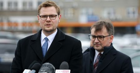 Woś po przeszukaniu domu przed komisję śledczą. "Niech ochłonie i odpowiada na pytania"