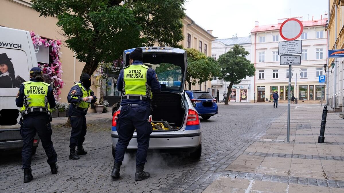 Interwencja Straży Miejskiej wobec kierowców źle zaparkowanych aut na ul. Staszica