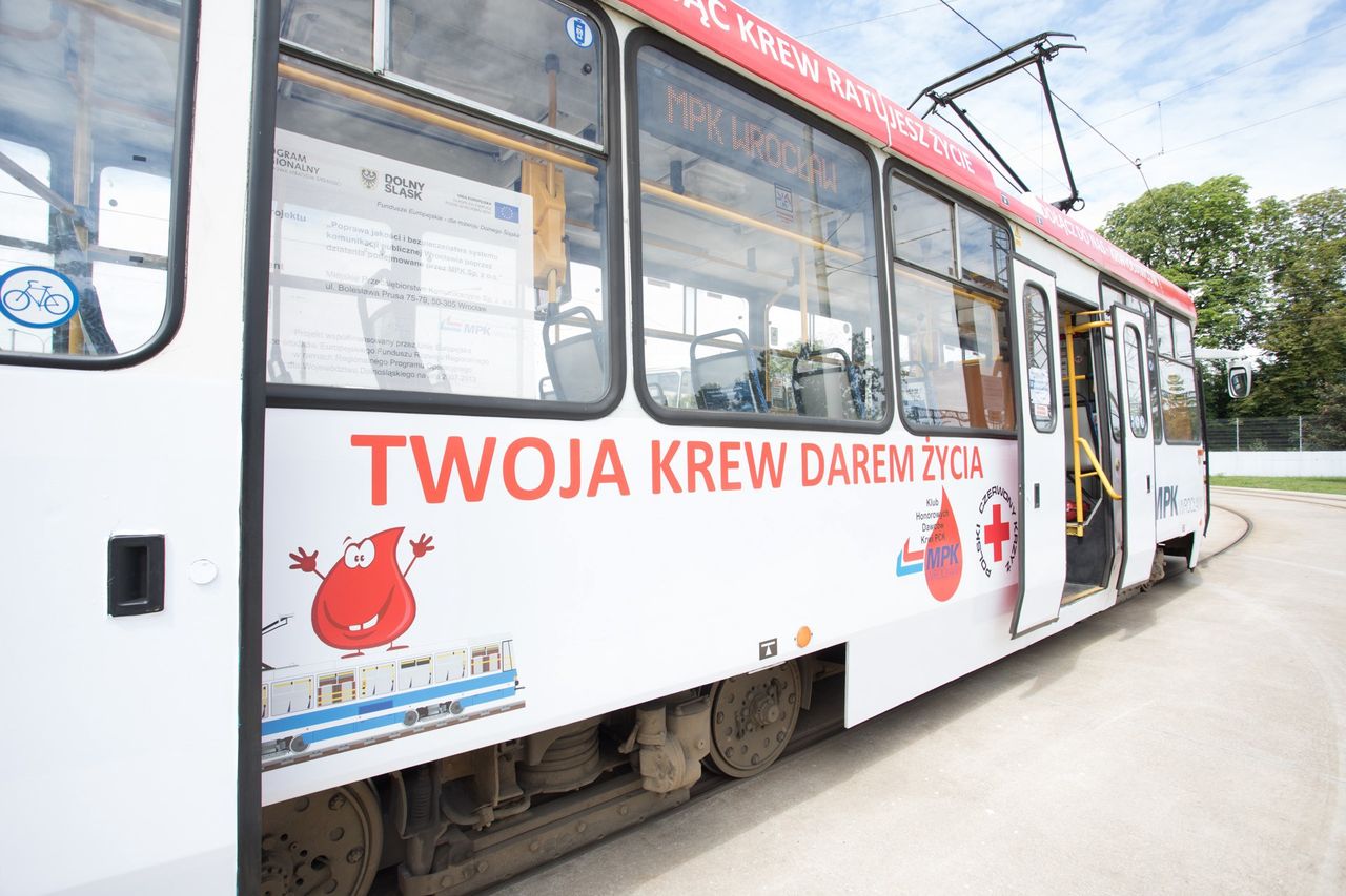 Wrocław. Specjalny tramwaj i autobus. Mają zachęcać do oddawania krwi