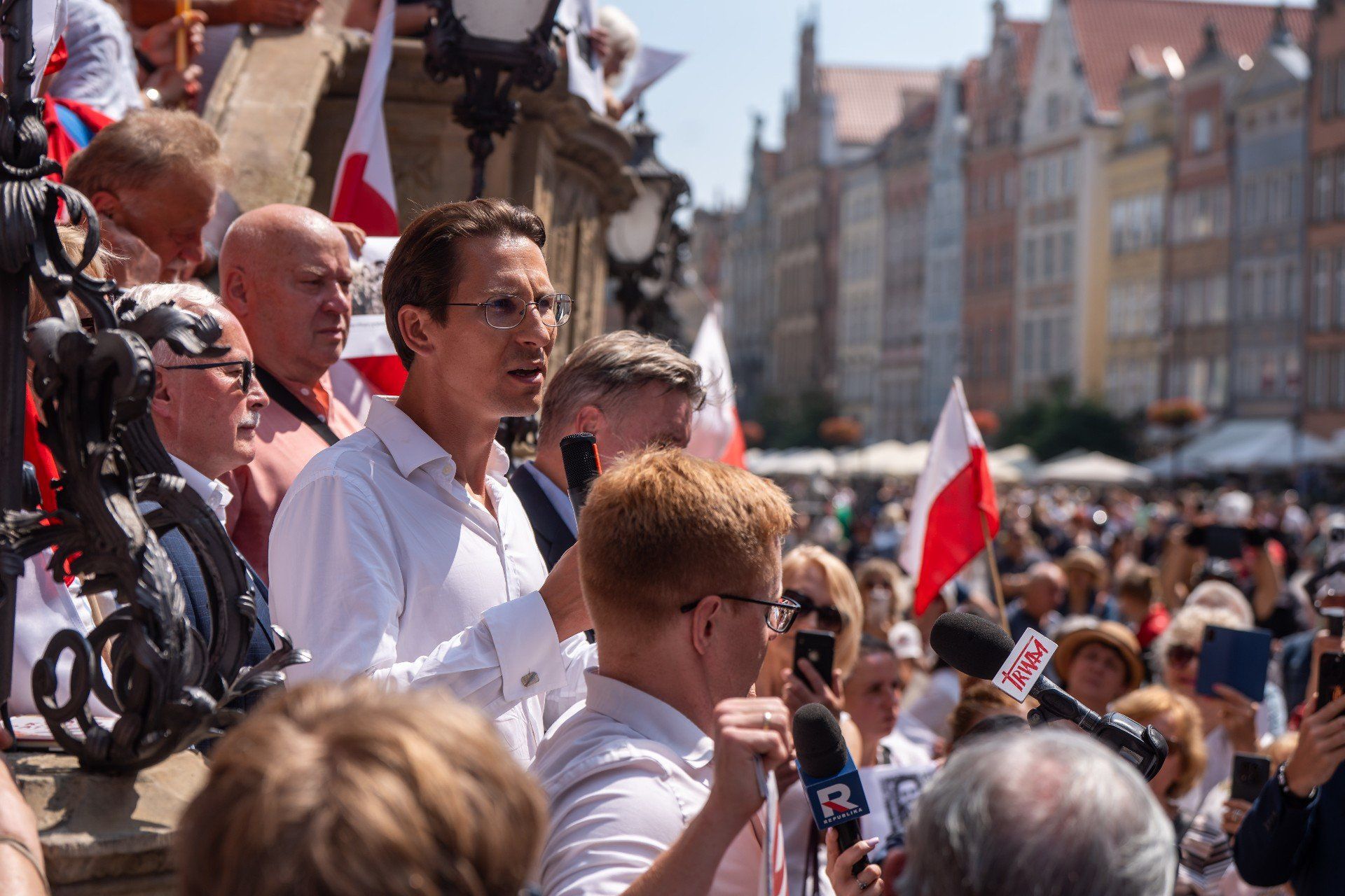 Protest przed Ratuszem Głównego Miasta z powodu wystawy &#34;Nasi chłopcy&#34;