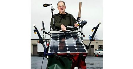 Starszy mężczyzna w wieku 74 lat przemierza USA na solarnym... wózku