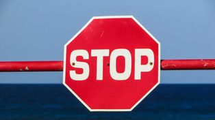 Zmiany w organizacji ruchu w Lesznie. Usunięto znaki "STOP" z pięciu przejazdów kolejowo-drogowych
