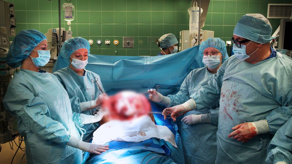 Lekarze usunęli pacjentce guza ważącego niemal 15 kg 