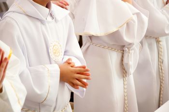 Ile dać w kopercie na komunię? Kwoty potrafią zrobić wrażenie