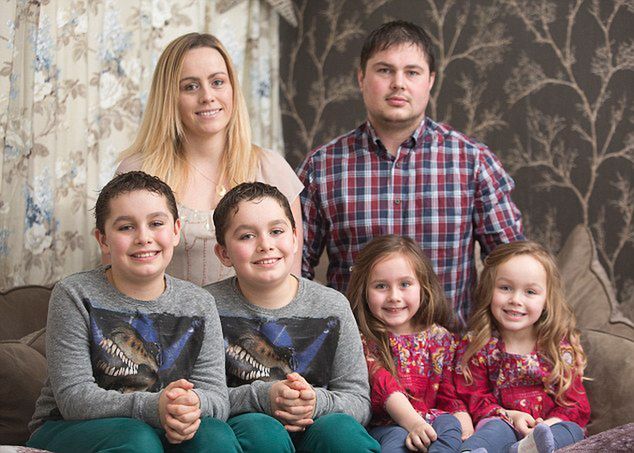 Emma z mężem i dwiema parami bliźniąt